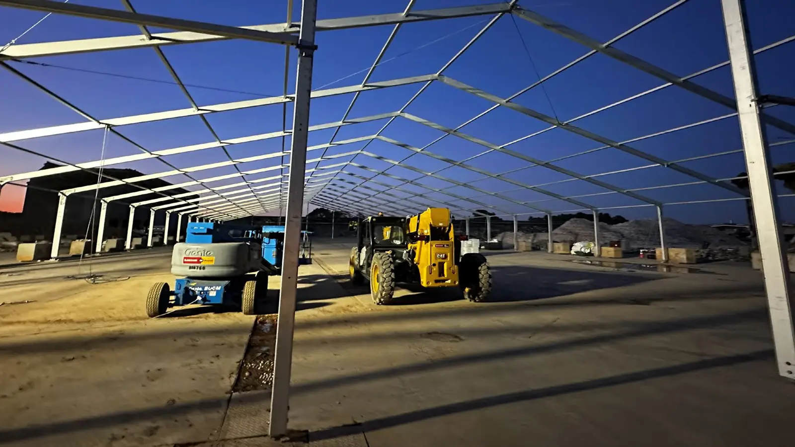 Clear-span structure with lift equipment inside